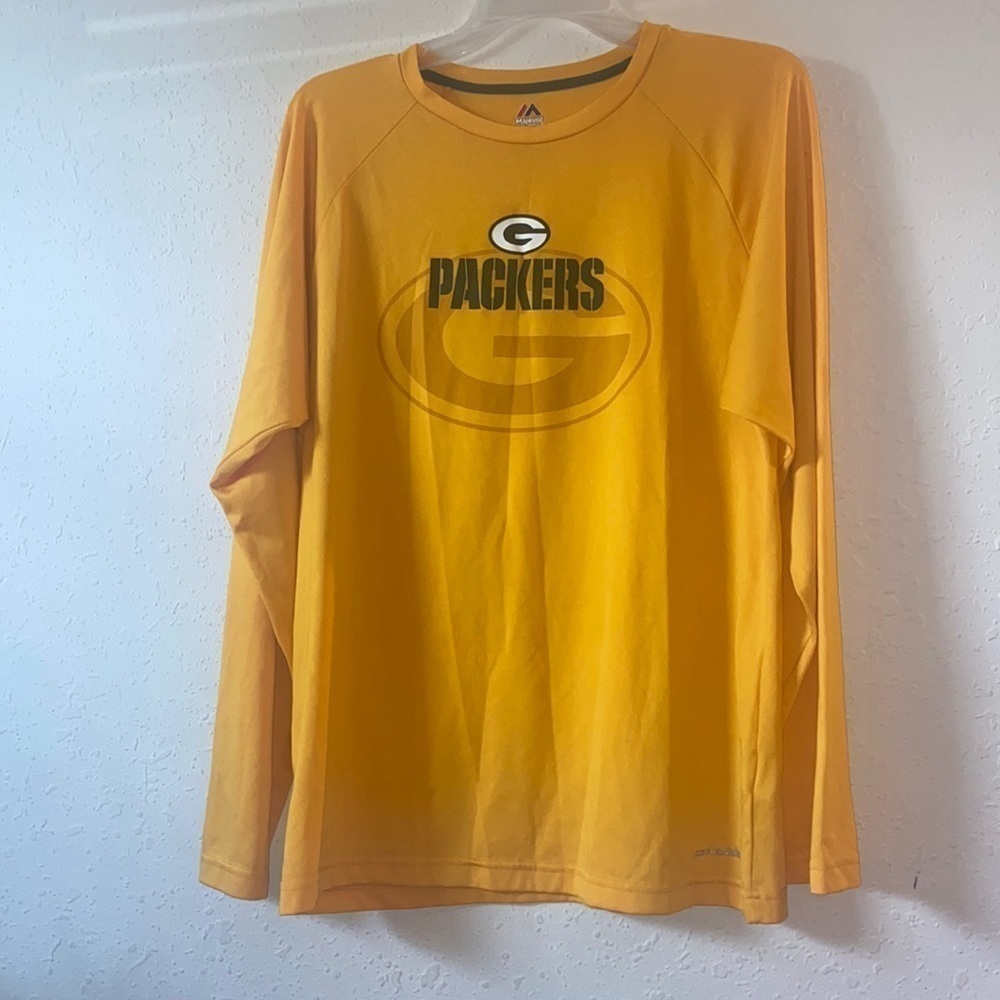 Men’s size medium Green Bay Packer, athletic cool base, long sleeve shirt G7